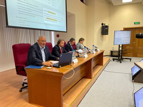 Врио заместителя Губернатора Белгородской области – начальника департамента экономического развития Белгородской области Дмитрий Гладский с приветственным словом выступил на коммуникационной сессии «Актуальные вопросы денежно-кредитной политики Банка России. Региональный аспект»