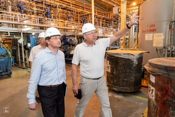 Врио заместителя Губернатора Белгородской области – начальника департамента экономического развития Белгородской области Дмитрий Гладский посетил завод «Краски КВИЛ»