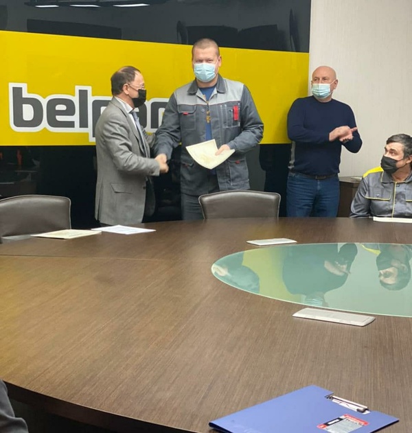 Заместитель Губернатора области – начальник департамента экономического развития области Олег Абрамов вручил благодарности лучшим работникам АО «Завод нестандартного оборудования и металлоизделий»