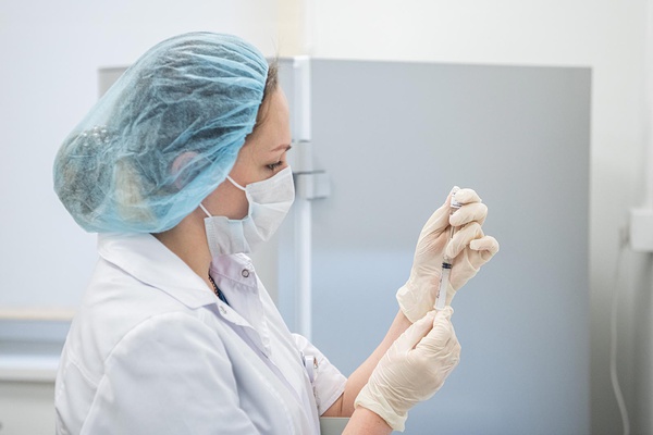 Продолжается кампания по вакцинации работников промышленных предприятий области