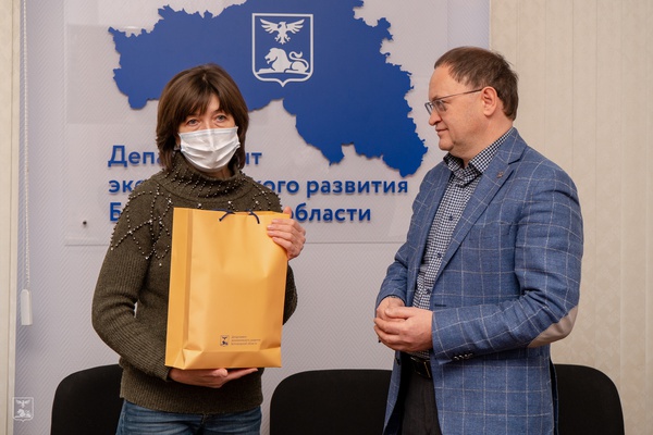 По поручению врио губернатора Вячеслава Гладкова начальник департамента экономического развития Белгородской области Олег Абрамов вручил необходимый медицинский аппарат по оценке показателей крови