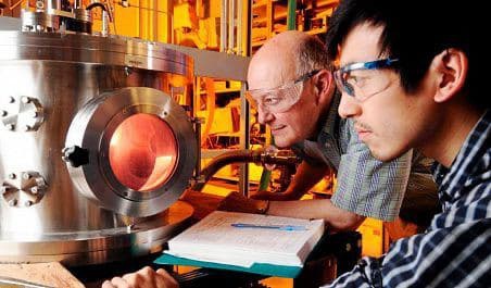 Поздравление заместителя Губернатора области - начальника департамента экономического развития с Днем изобретателя и рационализатора