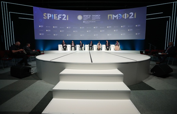 Врио губернатора Белгородской области Вячеслав Гладков в рамках ПМЭФ-2021 подписал соглашения с группами компаний «НЛМК» и УК «Металлоинвест»