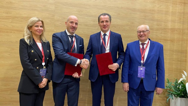 Врио губернатора Белгородской области Вячеслав Гладков в рамках ПМЭФ-2021 подписал инвестиционное соглашение с «Верофарм» (группа Abbott) на 300 миллионов рублей