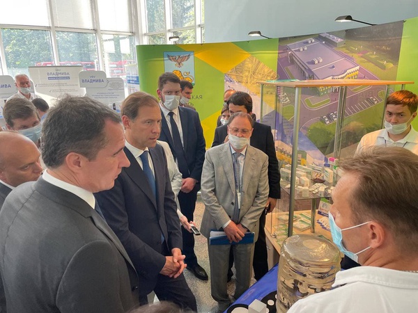 Министр промышленности и торговли РФ Денис Мантуров посетил с рабочим визитом предприятия Белгородской области и оценил работу промышленного парка «Северный»