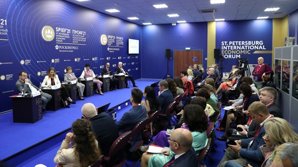 Заместитель Губернатора области – начальник департамента экономического развития области Олег Абрамов принимает участие в XXIV Петербургском международном экономическом форуме