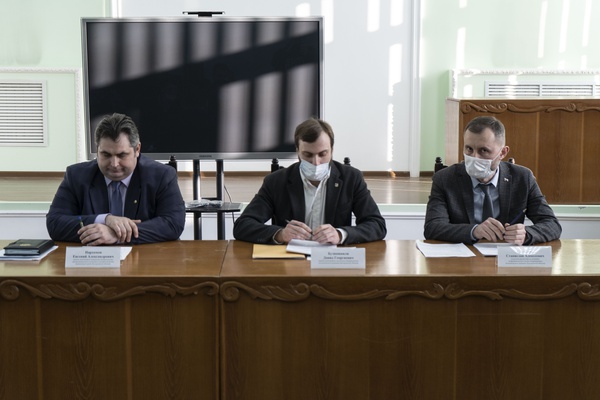 В управлении по развитию потребительского рынка департамента экономического развития Белгородской области состоялось рабочее совещание с представителями торговых сетей региона по вопросу представленности продукции областных товаропроизводителей в розничных торговых предприятиях, а также обеспечения населения области социально значимыми продуктами питания